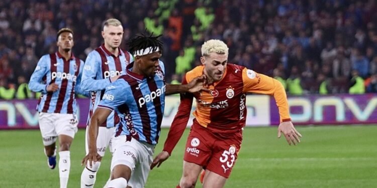 Trabzonspor kırmızı kart bekledi! Hakem VAR’da izledi kararında kaldı