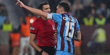 Trabzonspor penaltı bekledi hakem “Devam” dedi