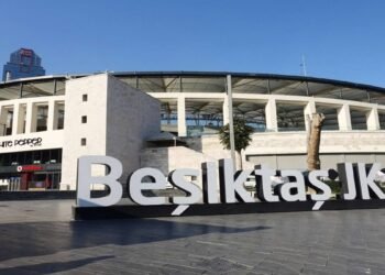 Tüpraş Stadyumu’nun dışına flaş pankart: Kukla var!