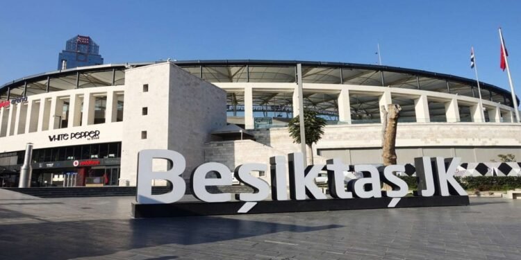 Tüpraş Stadyumu’nun dışına flaş pankart: Kukla var!