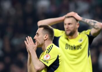 Usta yazarlardan sert sözler! “Fenerbahçe futbolcuların oyuncağı olmuş”