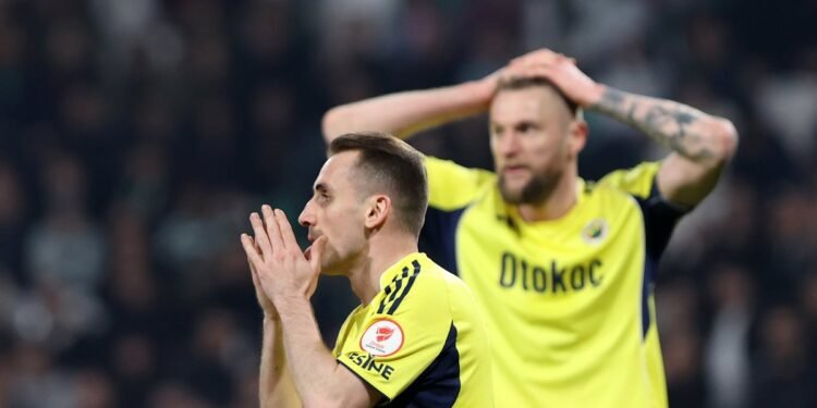 Usta yazarlardan sert sözler! “Fenerbahçe futbolcuların oyuncağı olmuş”