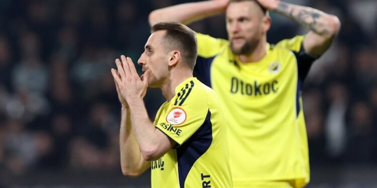 Usta yazarlardan sert sözler! “Fenerbahçe’yi bu hale düşürenler utansın”