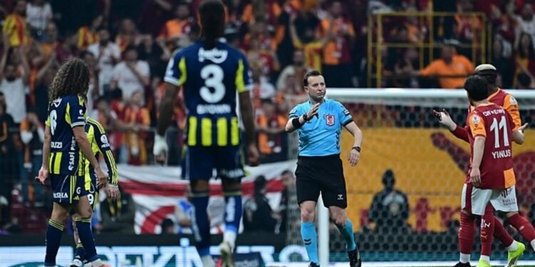 Yunus Akgün yerde kaldı! Yasin Kol penaltıyı verdi