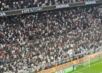 Beşiktaş taraftarından derbide protesto! 5 dakikada boyunca…