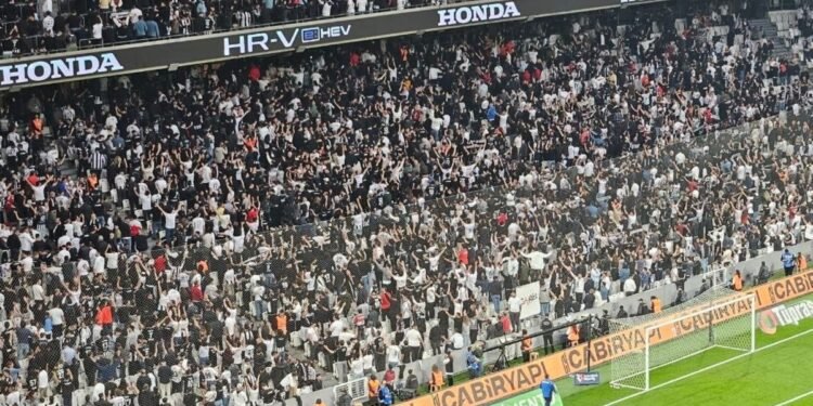 Beşiktaş taraftarından derbide protesto! 5 dakikada boyunca…