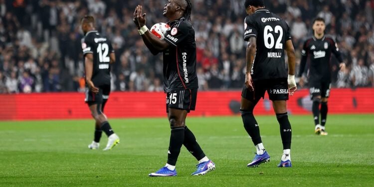 Beşiktaş’ta taraftarlar, yönetimi ve Sergen Yalçın’ı istifaya davet etti!