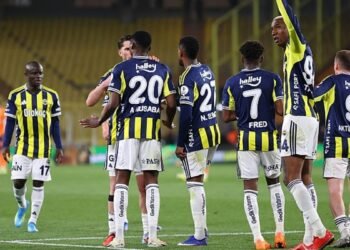 Fenerbahçe evinde RAMS Başakşehir’i mağlup etti! Zirveyle puan farkı 4’e indi