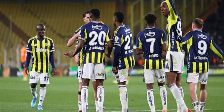 Fenerbahçe evinde RAMS Başakşehir’i mağlup etti! Zirveyle puan farkı 4’e indi