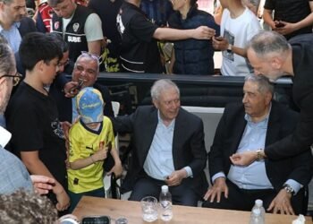 Fenerbahçe Kulübü Başkan Adayı Aziz Yıldırım taraftarlarla fotoğraf çektirdi