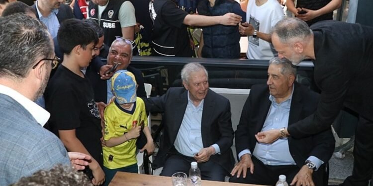 Fenerbahçe Kulübü Başkan Adayı Aziz Yıldırım taraftarlarla fotoğraf çektirdi