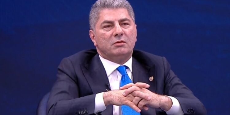 Fenerbahçe Teknik Direktörü yeri mi yoksa yabancı mı olacak? Hakan Safi açıkladı!