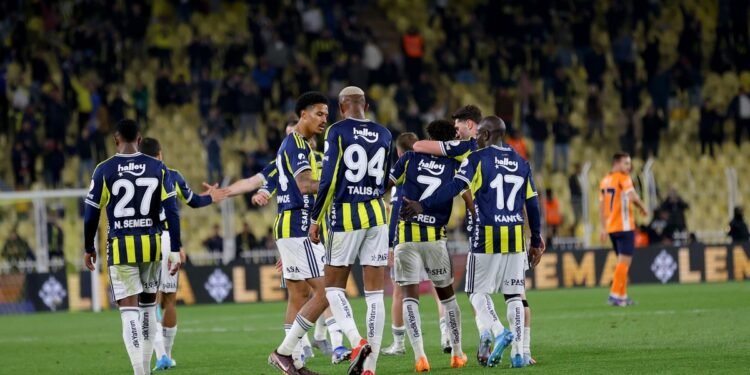 Fenerbahçe’de 3 oyuncu ile yollar ayrılıyor!