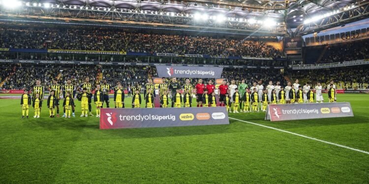 Fenerbahçeli oyunculara Kadıköy’de ıslıklı protesto!
