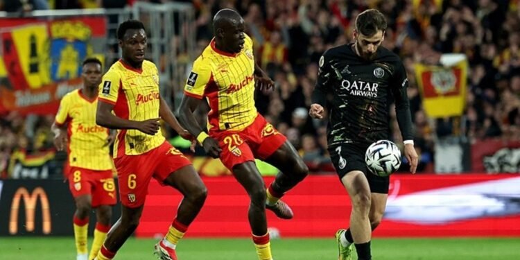 Fenerbahçe’ye Ligue 1’den stoper hamlesi! Başkan adayları transfer listelerine ekledi