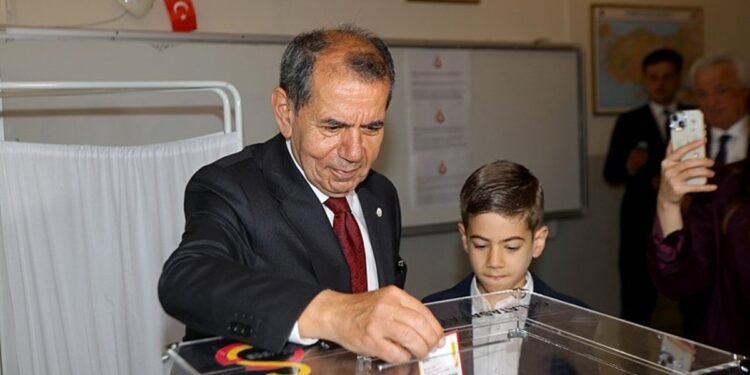 Galatasaray’da Dursun Özbek yeniden başkanlığa seçildi!