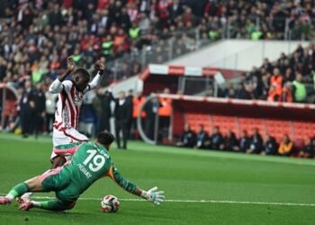 Galatasaray’da şok! Gerideyken 10 kişi kaldı