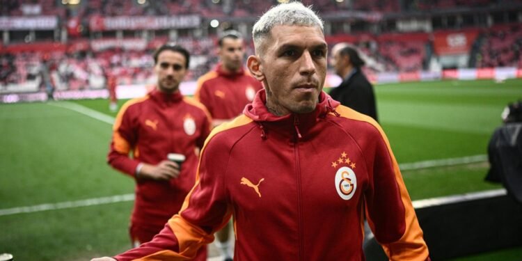 Galatasaray’ın yıldızı Torreira’ya yumruklu saldırı!