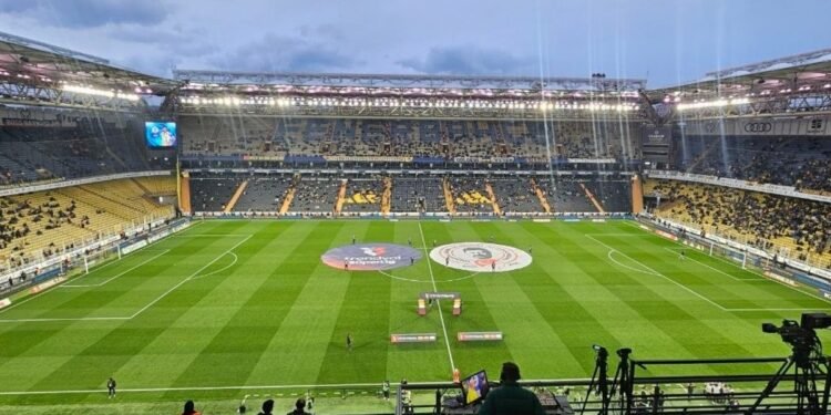 Kadıköy’de tribünler boş kaldı! Fenerbahçeli taraftarlar RAMS Başakşehir maçına ilgi göstermedi
