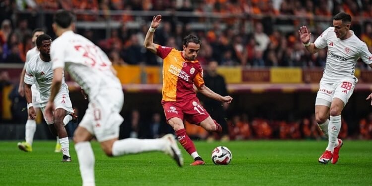 Okan Buruk’tan hakeme tepki! Antalyasporlu futbolcu oyundan çıkarken…