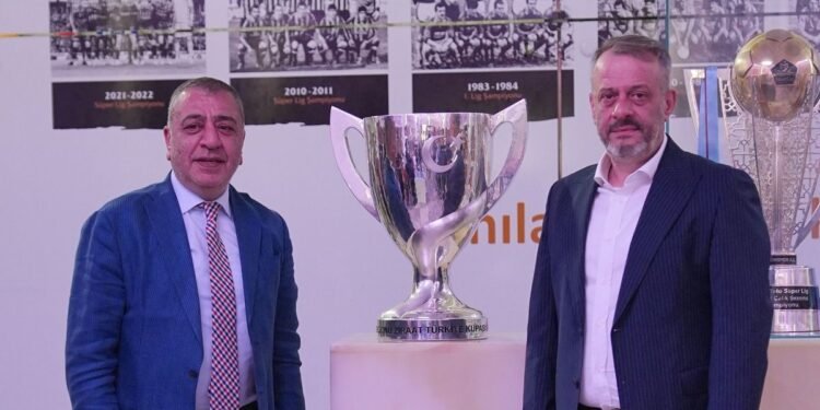 Trabzonspor Ziraat Türkiye Kupası’nı müzesinde sergiliyor