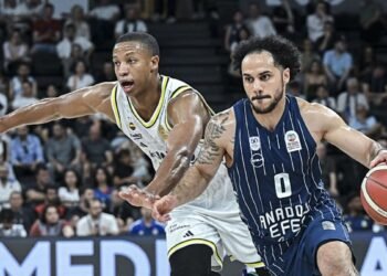 Anadolu Efes, Fenerbahçe Beko karşısında seriye tutundu!