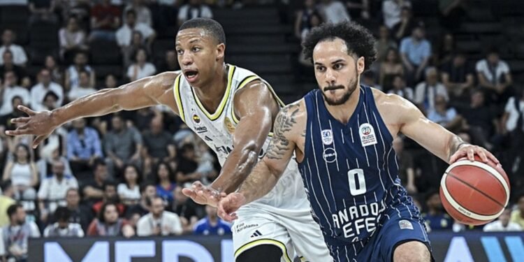Anadolu Efes, Fenerbahçe Beko karşısında seriye tutundu!