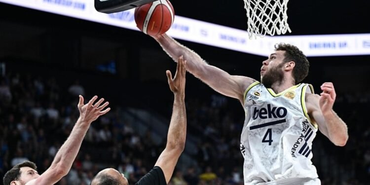 Anadolu Efes’i uzatmalarda mağlup eden Fenerbahçe Beko finalde!