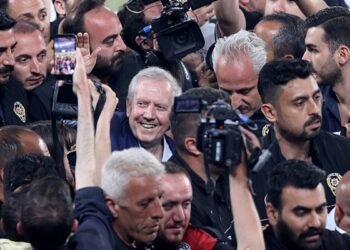 Aziz Yıldırım’ı destekleyenler zaferi böyle kutladı!