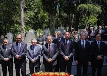 Dursun Özbek Ali Sami Yen ve Süleyman Seba’nın kabrini ziyaret etti