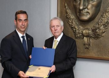 Fenerbahçe Başkanı Aziz Yıldırım ve yönetim kurulu üyeleri mazbatalarını aldı