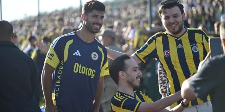 Fenerbahçe çalışmalarını taraftara açık idmanla sürdürdü