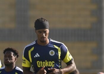 Fenerbahçe’den sol bek hamlesi! Archie Brown gidecek o isim gelecek