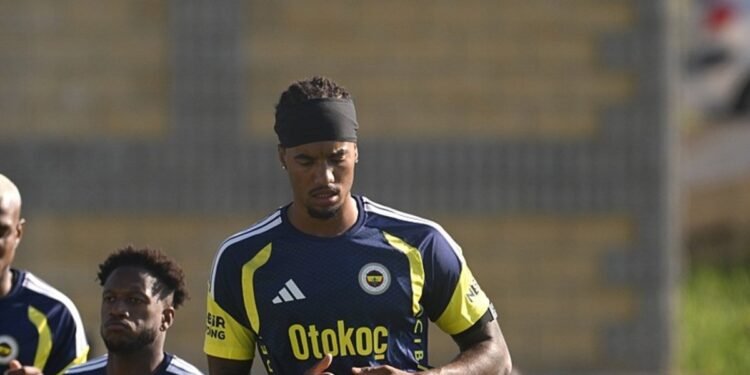 Fenerbahçe’den sol bek hamlesi! Archie Brown gidecek o isim gelecek