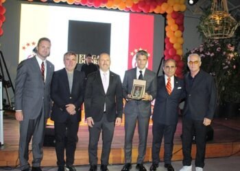 Hagi ve Razvan Lucescu kutlamalarda