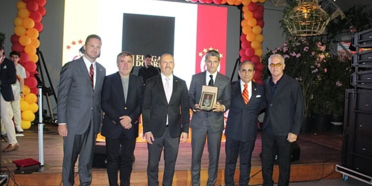 Hagi ve Razvan Lucescu kutlamalarda