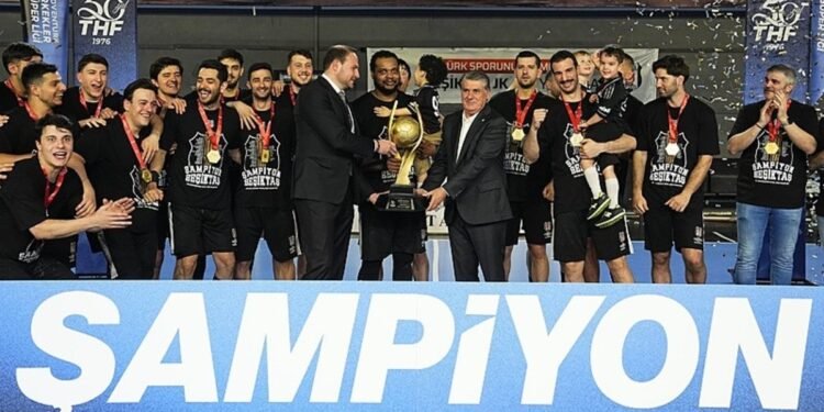 Şampiyon kupasına kavuştu