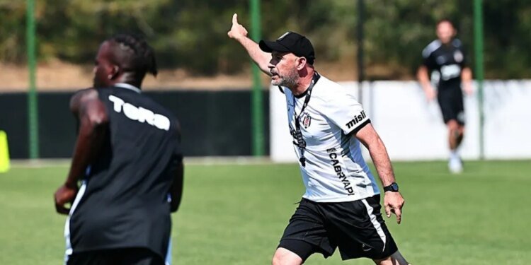 Beşiktaş Slovakya kamp kadrosunu açıkladı! 10 futbolcu dahil edilmedi