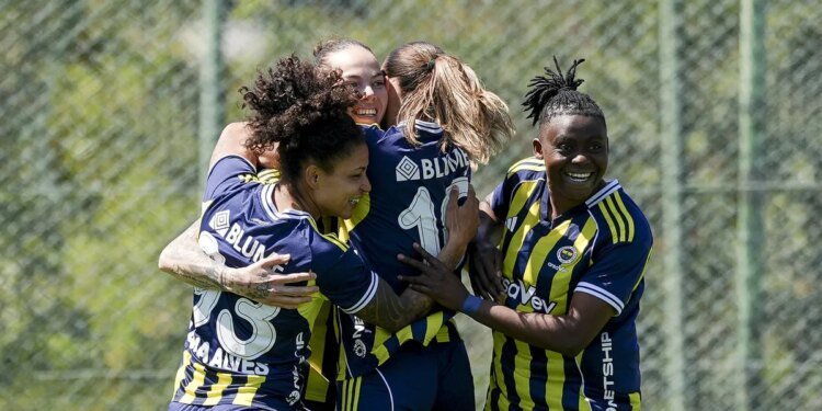 Fenerbahçe arsaVev Kadın Futbol Takımı’nda 7 oyuncuyla yollar ayrıldı.