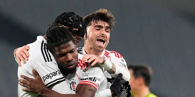 TRANSFER HABERİ – Fenerbahçe eski Beşiktaşlı yıldızla anlaşma sağladı!