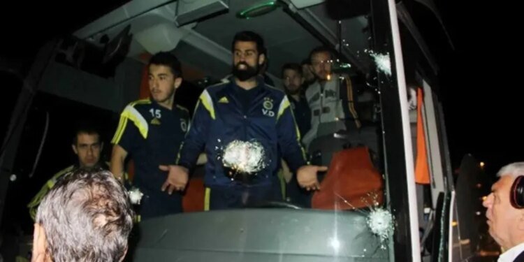 Adalet Bakanı Akın Gürlek açıkladı! Fenerbahçe otobüsüne saldırı soruşturmasında 5 şüpheliye operasyon