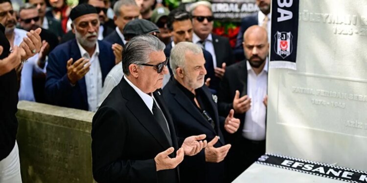 Beşiktaş Onursal Başkanı Süleyman Seba, mezarı başında anıldı