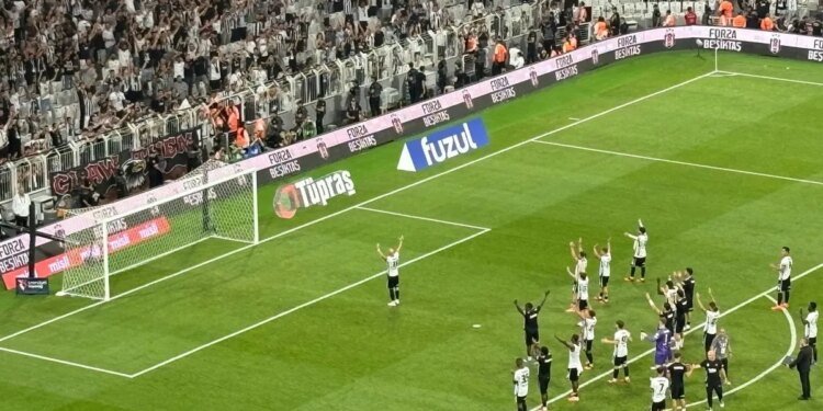 Beşiktaş taraftarından Vaclav Cerny’ye destek!