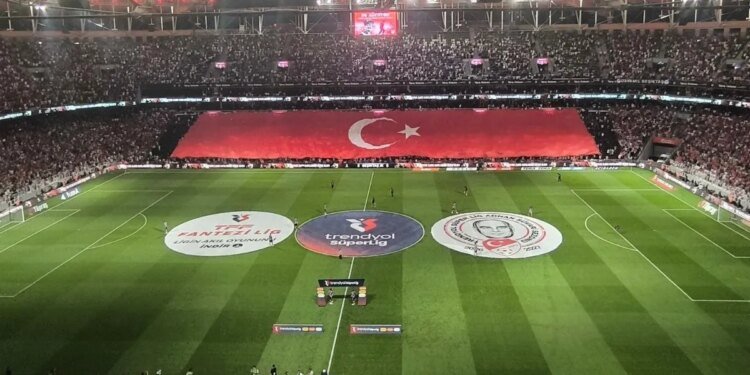 Beşiktaş tribünlerinde 30 Ağustos coşkusu