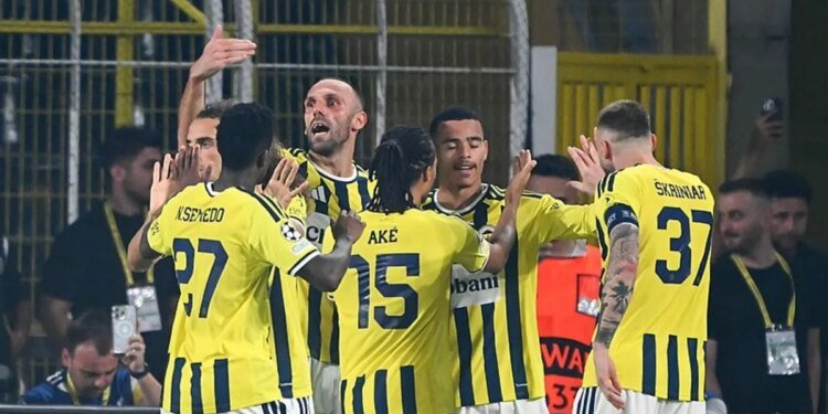 Fenerbahçe Kadıköy’de sezonun ilk 3 puanı için sahada! İşte İsmail Kartal’ın TÜMOSAN Konyaspor maçı muhtemel 11’i