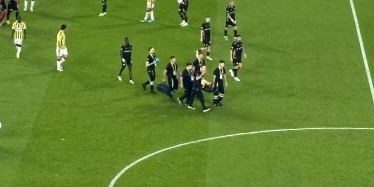Fenerbahçe’de sakatlık şoku! Sedyeyle ayrıldı