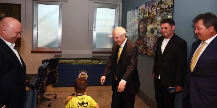 Fenerbahçeli Minik taraftar Göktuğ Alımcı, Aziz Yıldırım ve yöneticilerle buluştu!