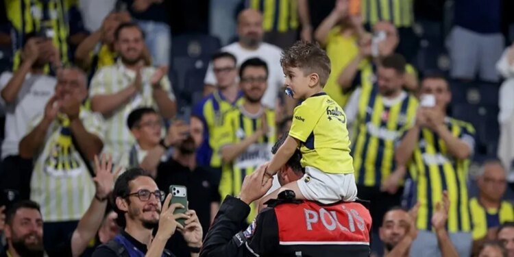 Forması çıkartılmaya çalışılan minik Fenerbahçeli taraftar Göktuğ Alımcı, Kadıköy’de