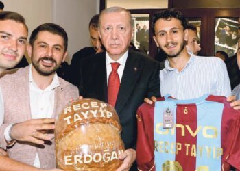 Başkan Erdoğan’a Trabzonspor forması hediye edildi