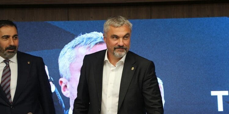 Sağ kolu da geliyor
